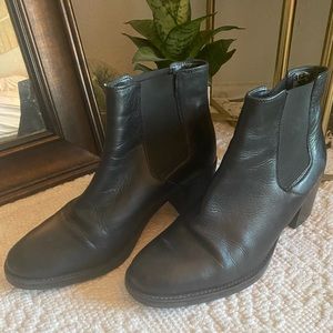 Clark’s Black Leather Heeled Booties Size 8